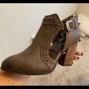 ✨3FOR$25✨ Boutique Brown Buckled Booties